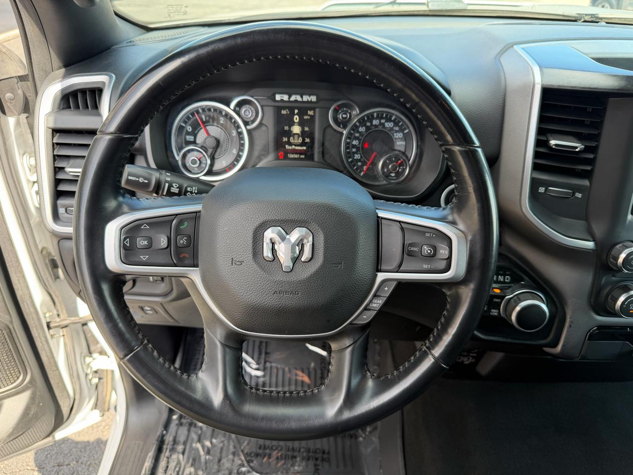 RAM 1500 Big Horn 4x4 Crew Cab 5'7" Box 2022