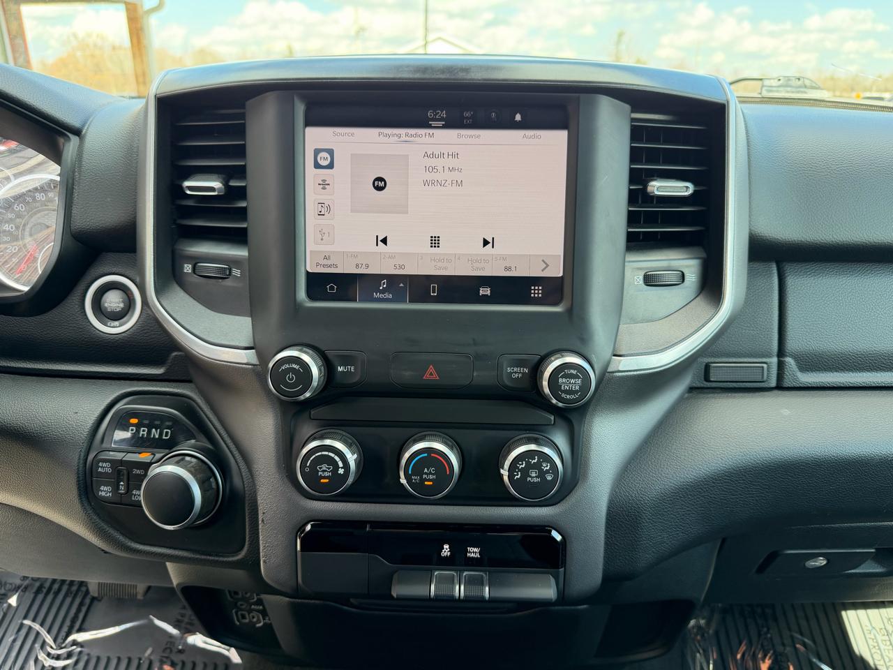 RAM 1500 Big Horn 4x4 Crew Cab 5'7" Box 2022