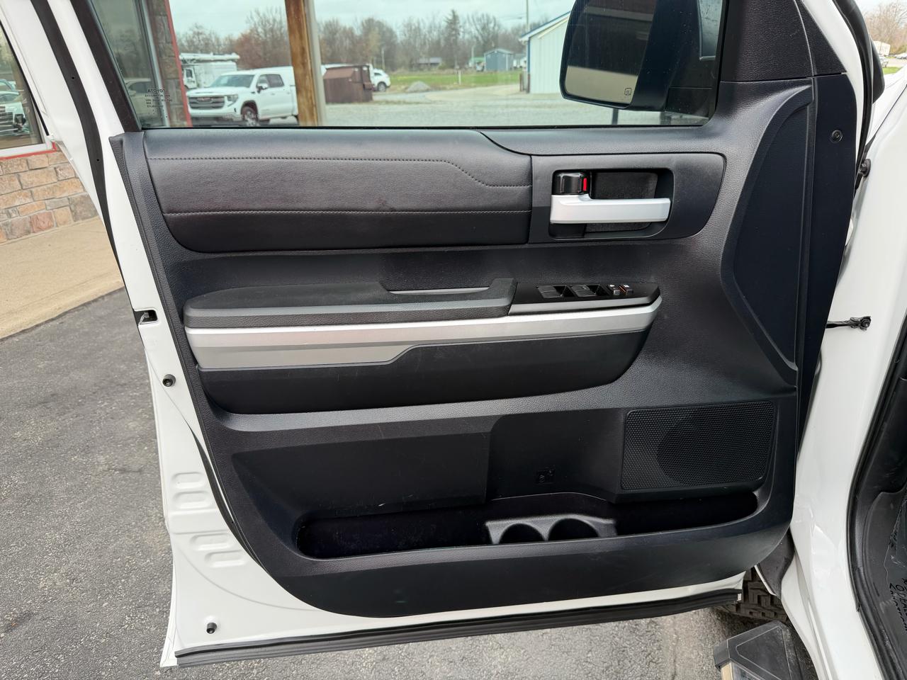 Toyota Tundra 4WD Truck CrewMax 5.7L FFV V8 6-Spd AT LTD (Natl) 2016