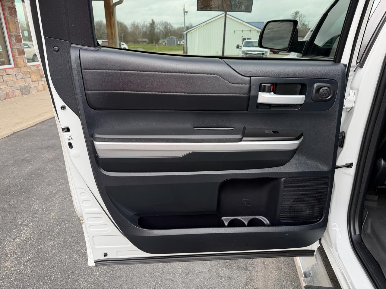 Toyota Tundra 4WD Truck CrewMax 5.7L FFV V8 6-Spd AT LTD (Natl) 2016