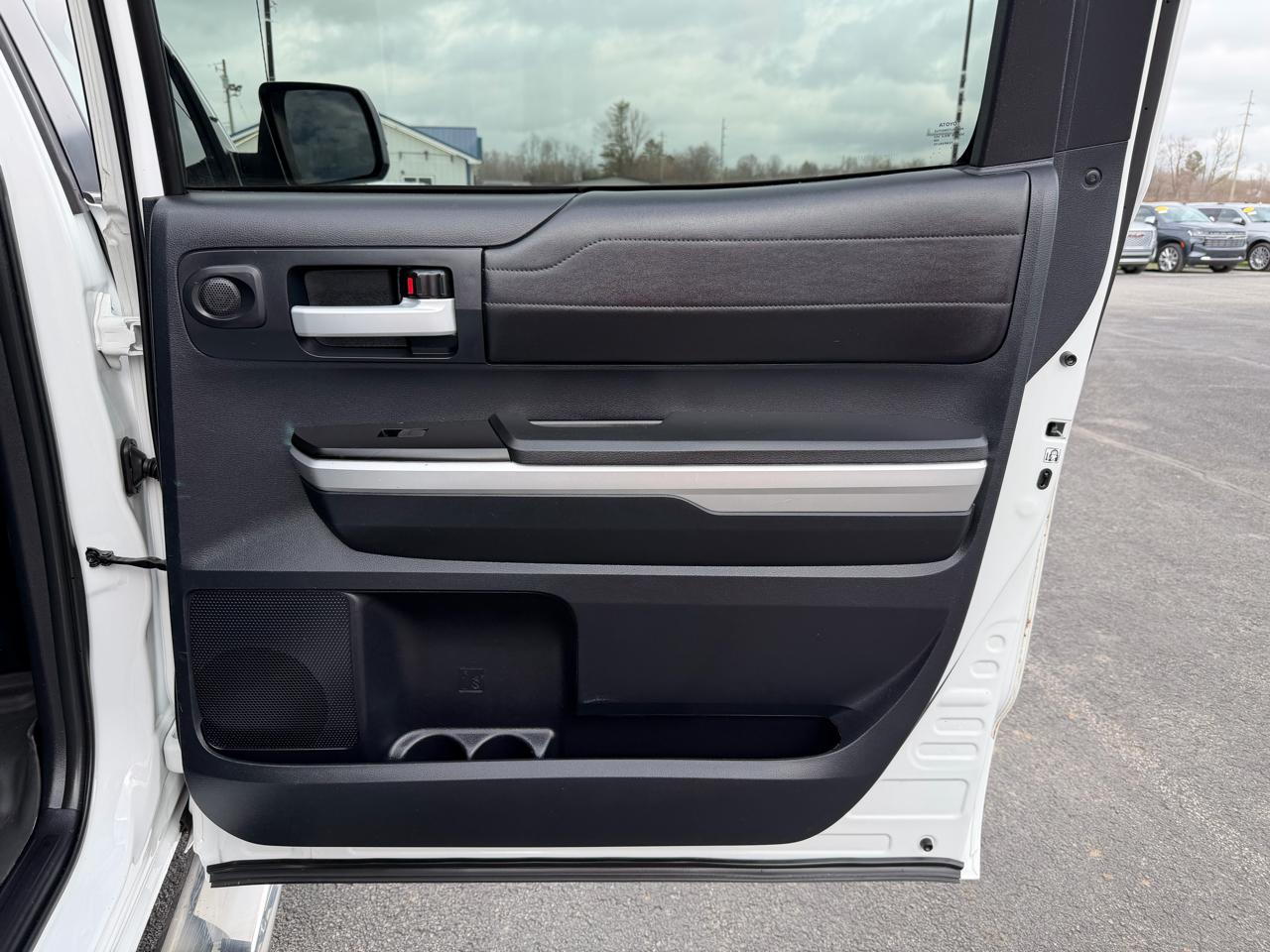 Toyota Tundra 4WD Truck CrewMax 5.7L FFV V8 6-Spd AT LTD (Natl) 2016