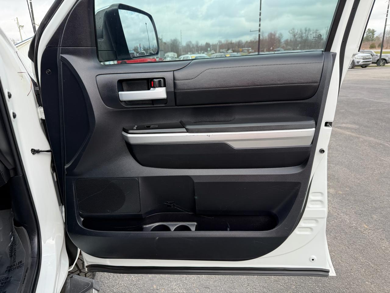 Toyota Tundra 4WD Truck CrewMax 5.7L FFV V8 6-Spd AT LTD (Natl) 2016