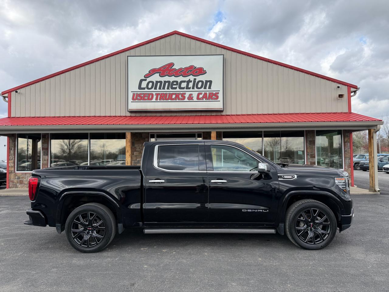 GMC Sierra 1500 4WD Crew Cab 147" Denali 2023