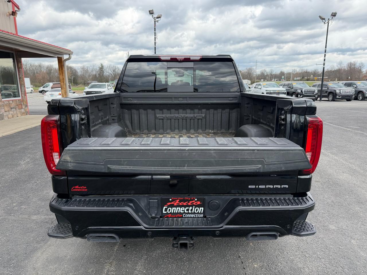 GMC Sierra 1500 4WD Crew Cab 147" Denali 2023