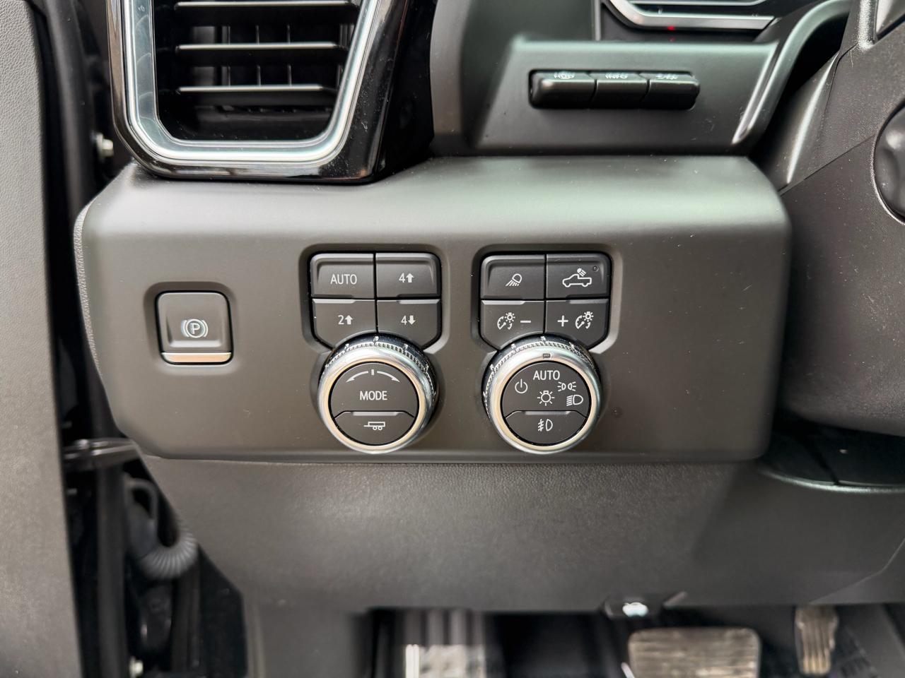 GMC Sierra 1500 4WD Crew Cab 147" Denali 2023