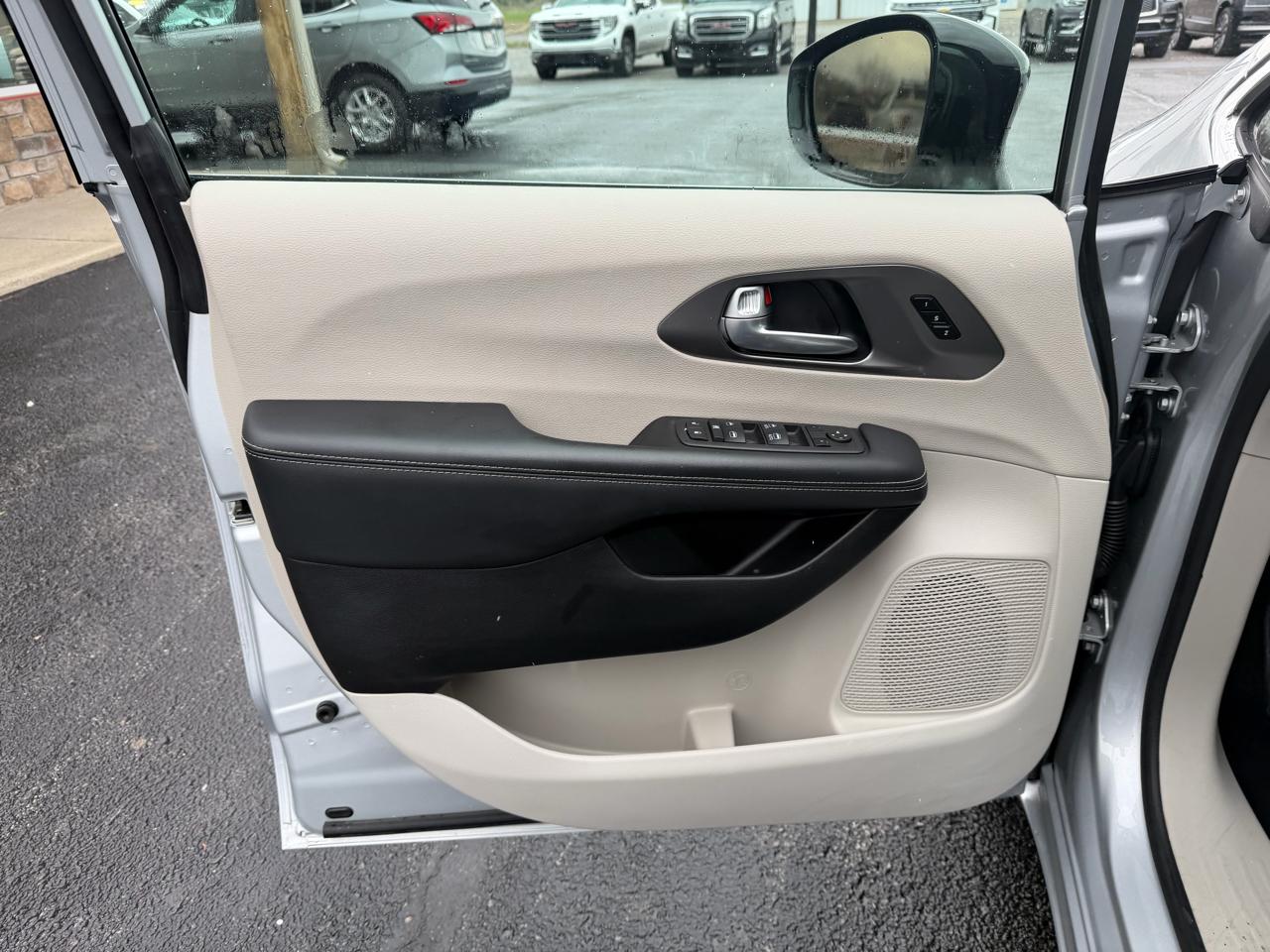 Chrysler Pacifica Touring L FWD 2024