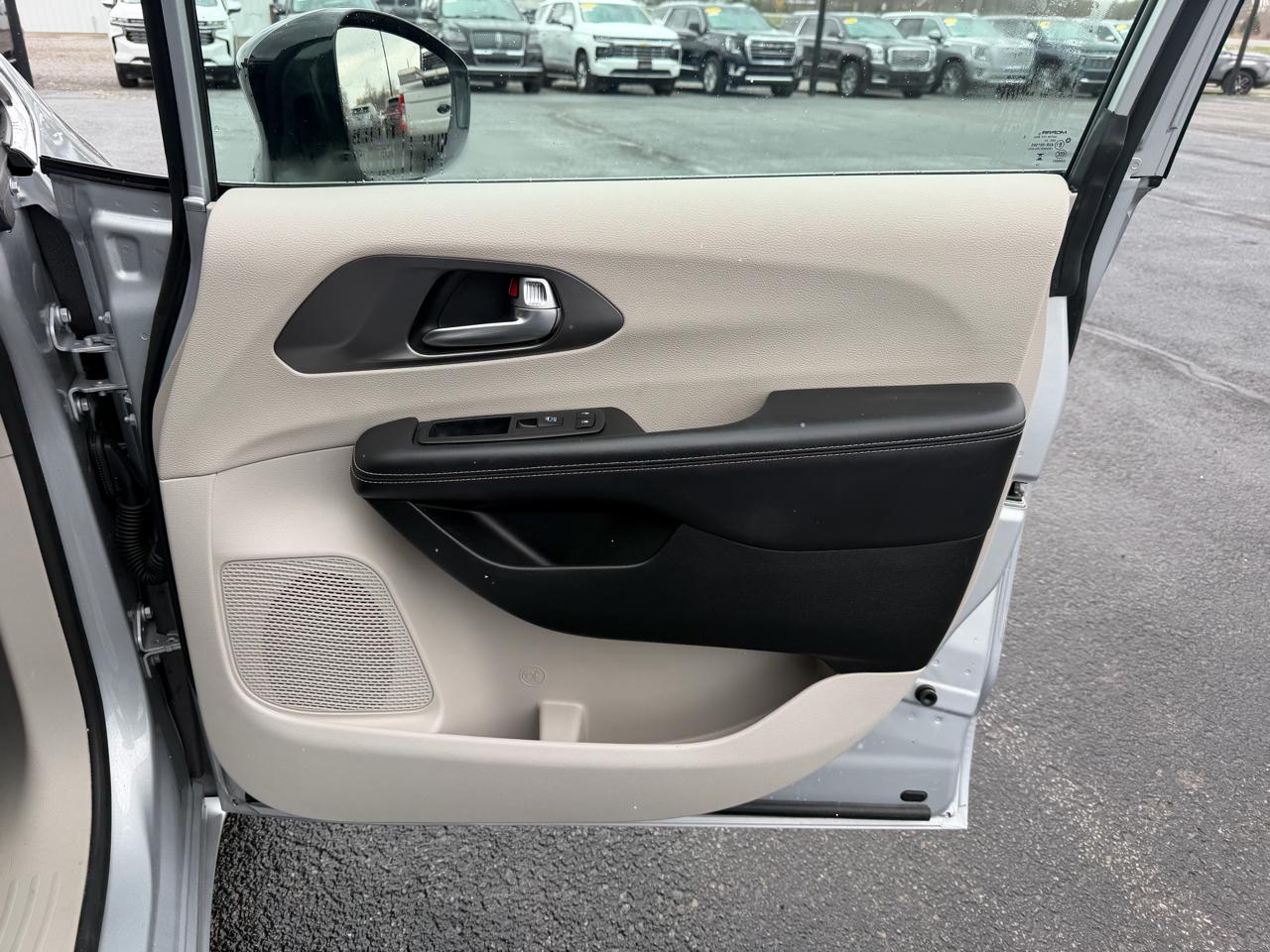 Chrysler Pacifica Touring L FWD 2024