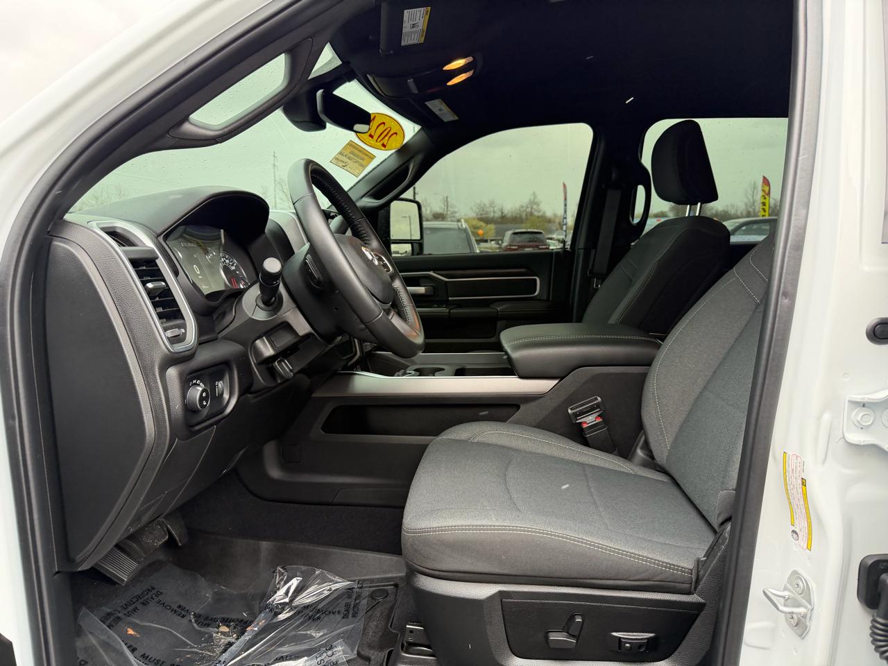 RAM 3500 Big Horn 4x4 Crew Cab 8' Box 2024