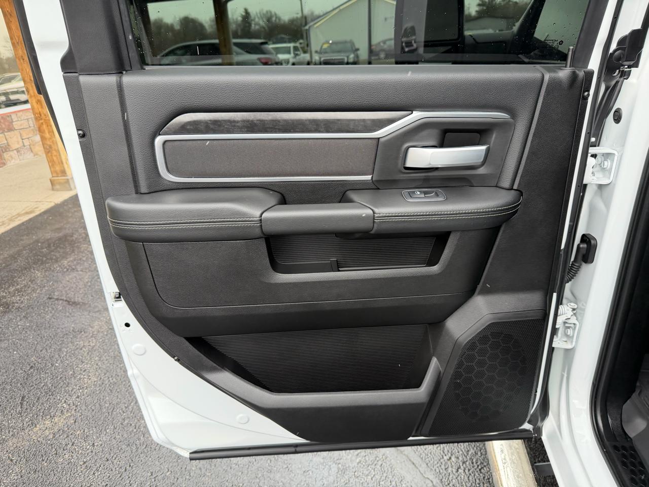 RAM 3500 Big Horn 4x4 Crew Cab 8' Box 2024