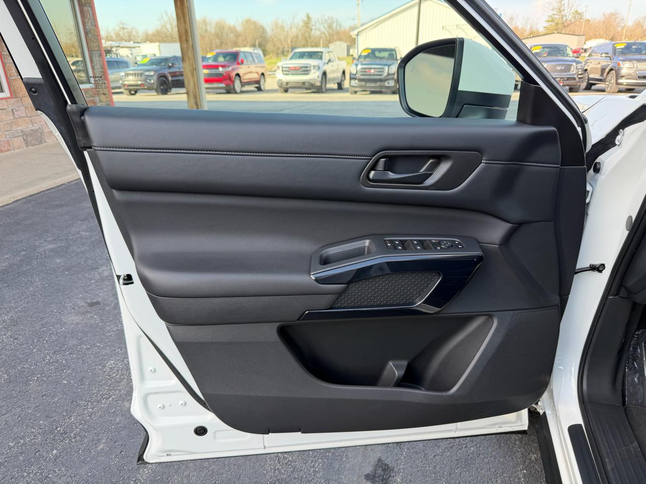 Nissan Pathfinder SV 2WD 2025