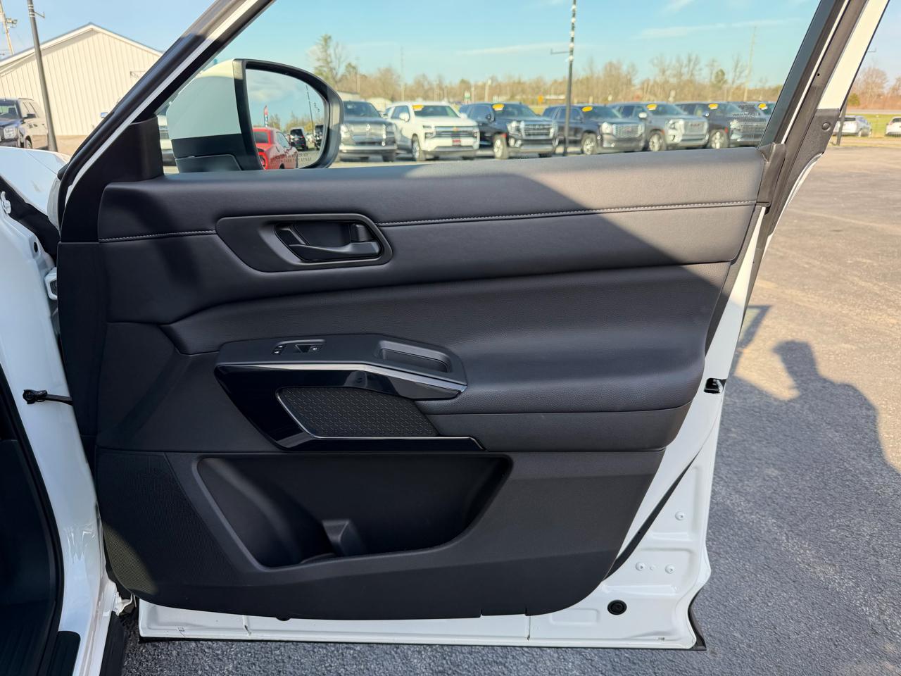 Nissan Pathfinder SV 2WD 2025