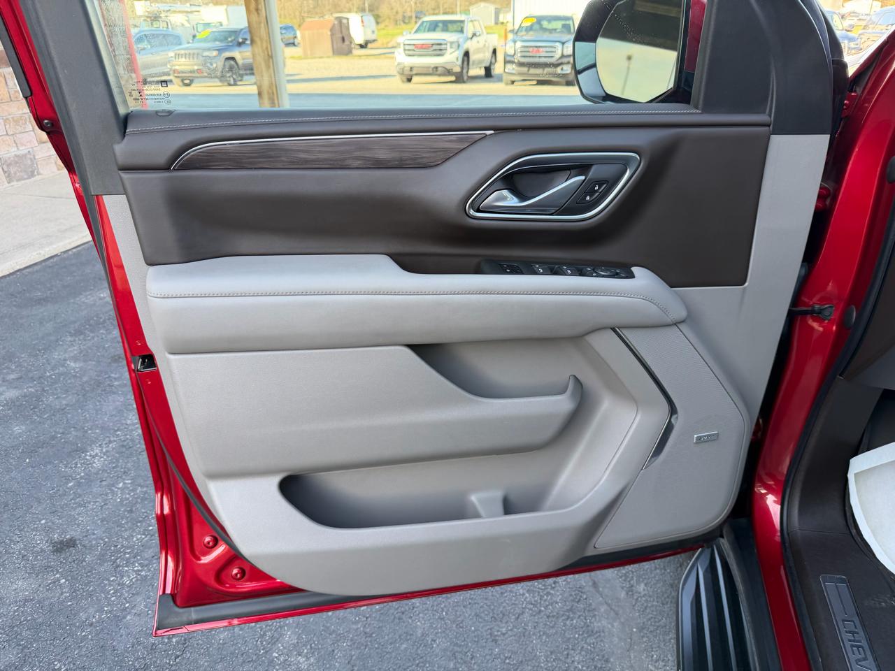 Chevrolet Suburban 4WD 4dr LT 2022