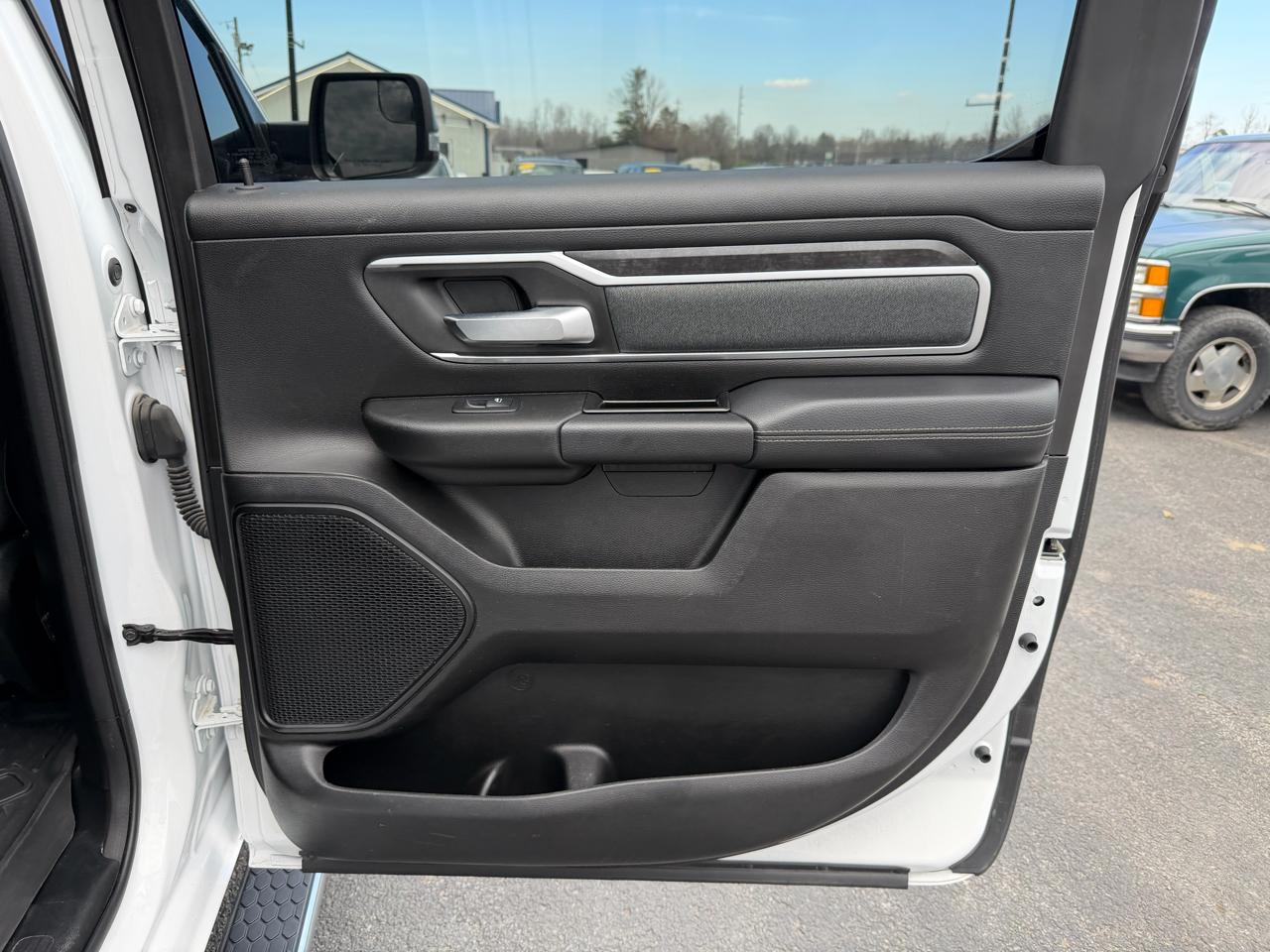 RAM 1500 Big Horn 4x4 Crew Cab 5'7" Box 2022