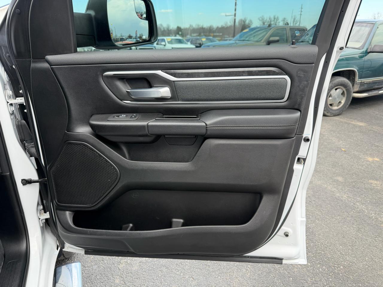 RAM 1500 Big Horn 4x4 Crew Cab 5'7" Box 2022