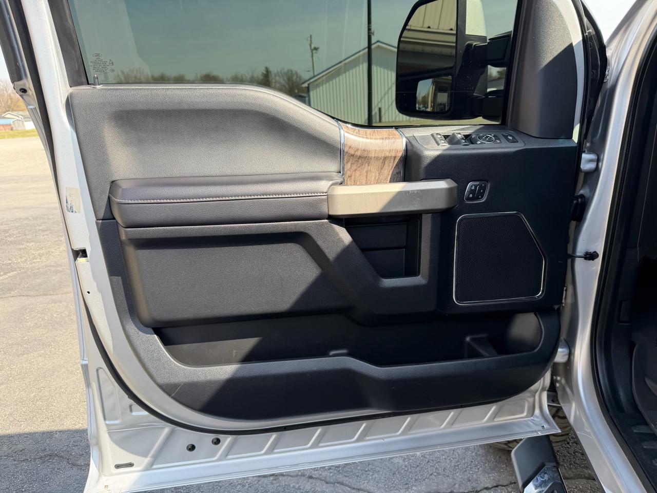 Ford Super Duty F-250 SRW Lariat 4WD Crew Cab 8' Box 2017