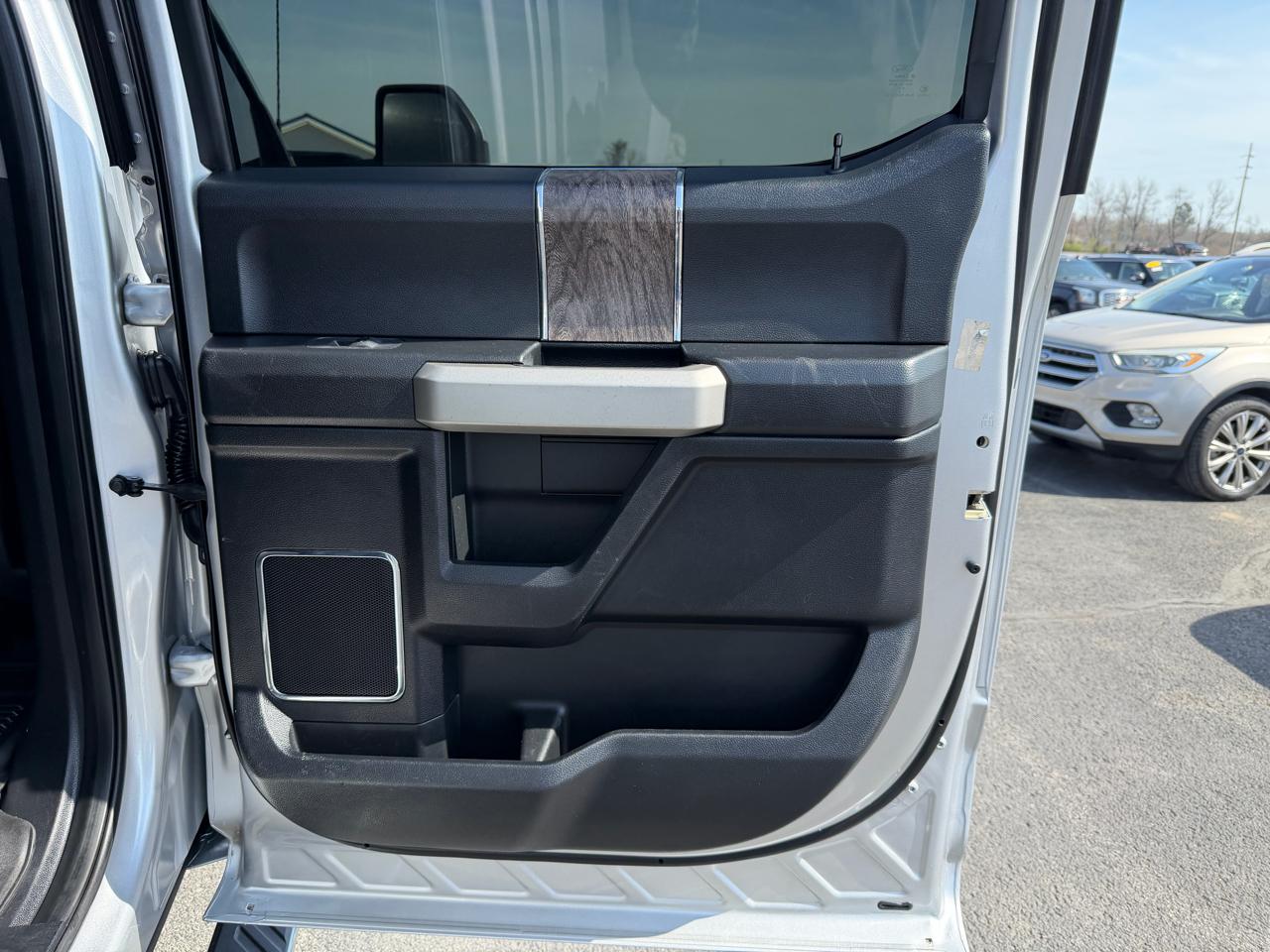 Ford Super Duty F-250 SRW Lariat 4WD Crew Cab 8' Box 2017