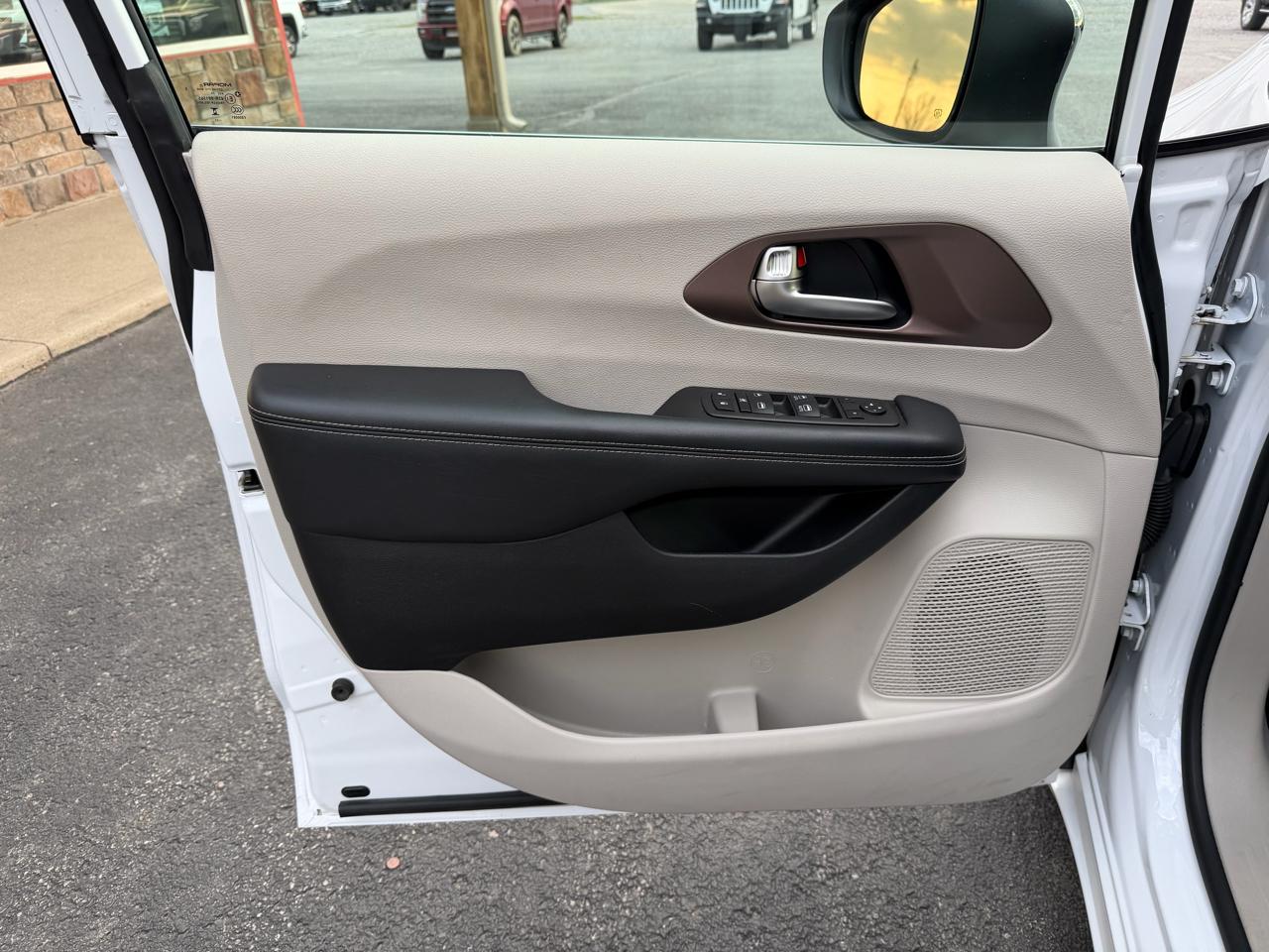 Chrysler Voyager LX FWD 2024