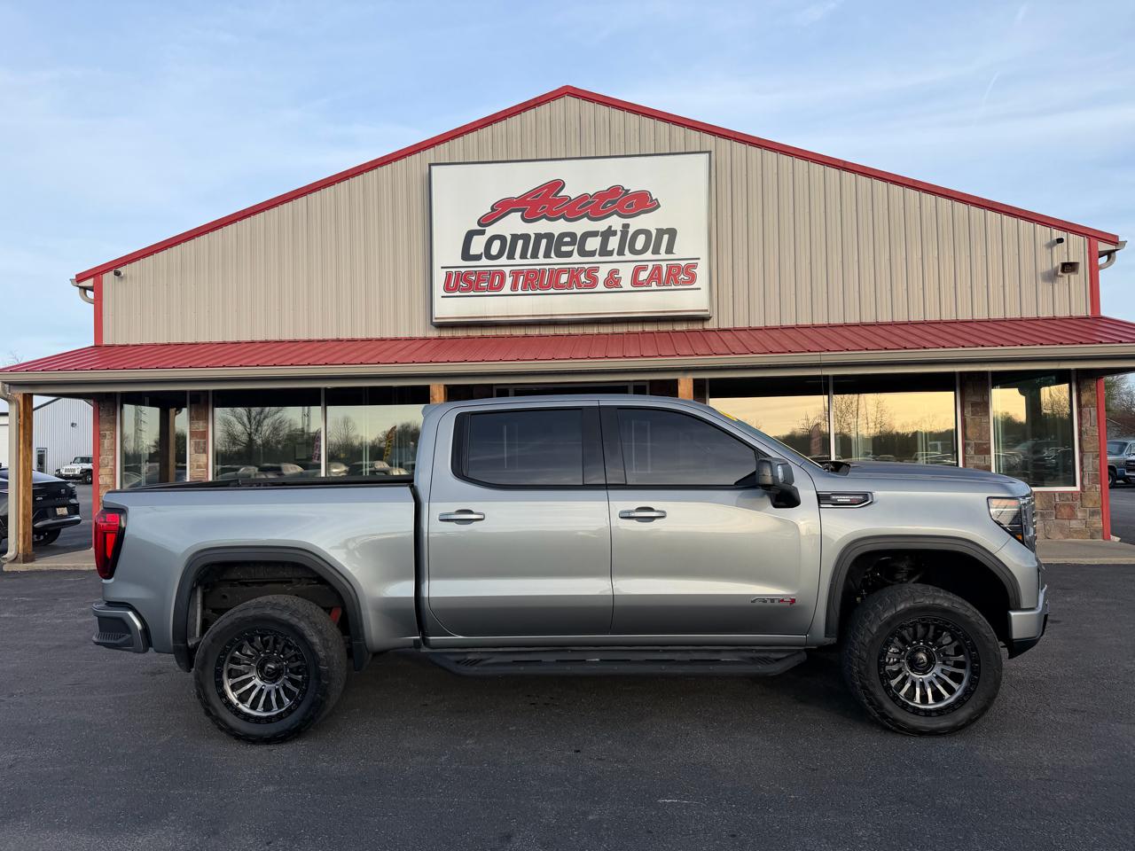 GMC Sierra 1500 4WD Crew Cab 147" AT4 2023