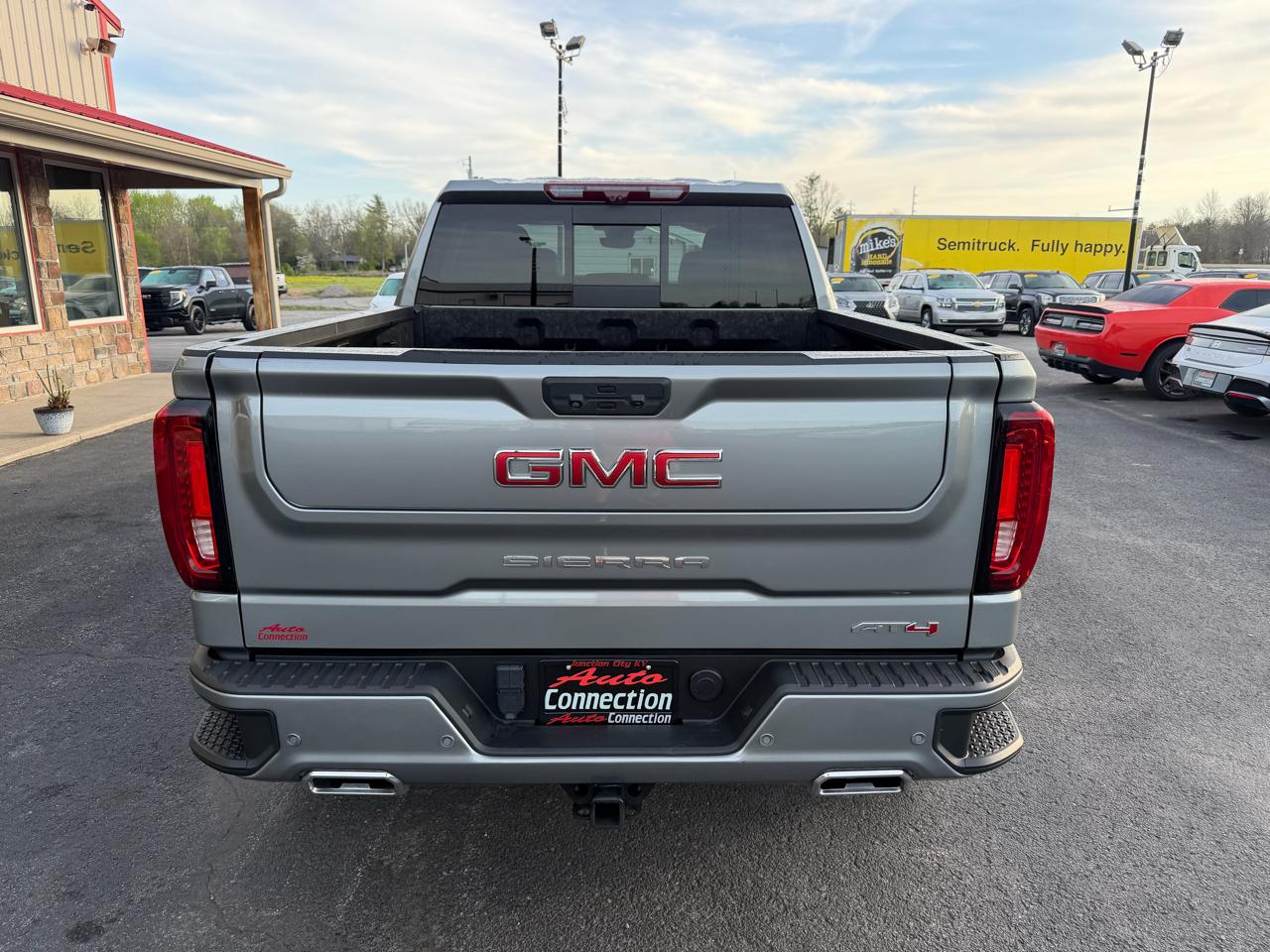 GMC Sierra 1500 4WD Crew Cab 147" AT4 2023