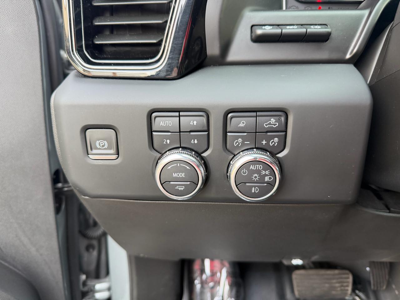 GMC Sierra 1500 4WD Crew Cab 147" AT4 2023