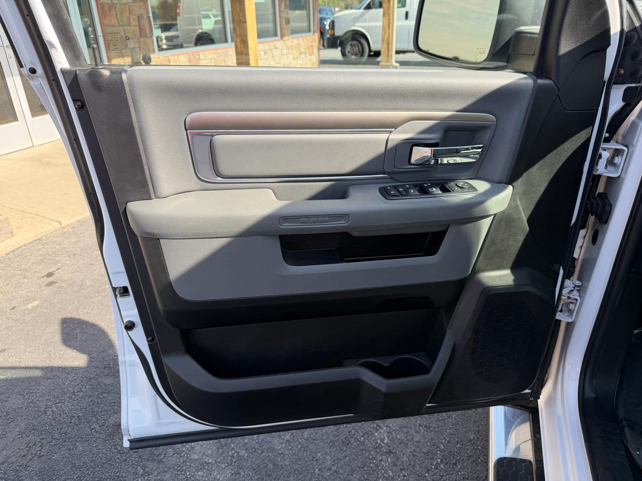 RAM 1500 Classic SLT 4x4 Crew Cab 5'7" Box 2019