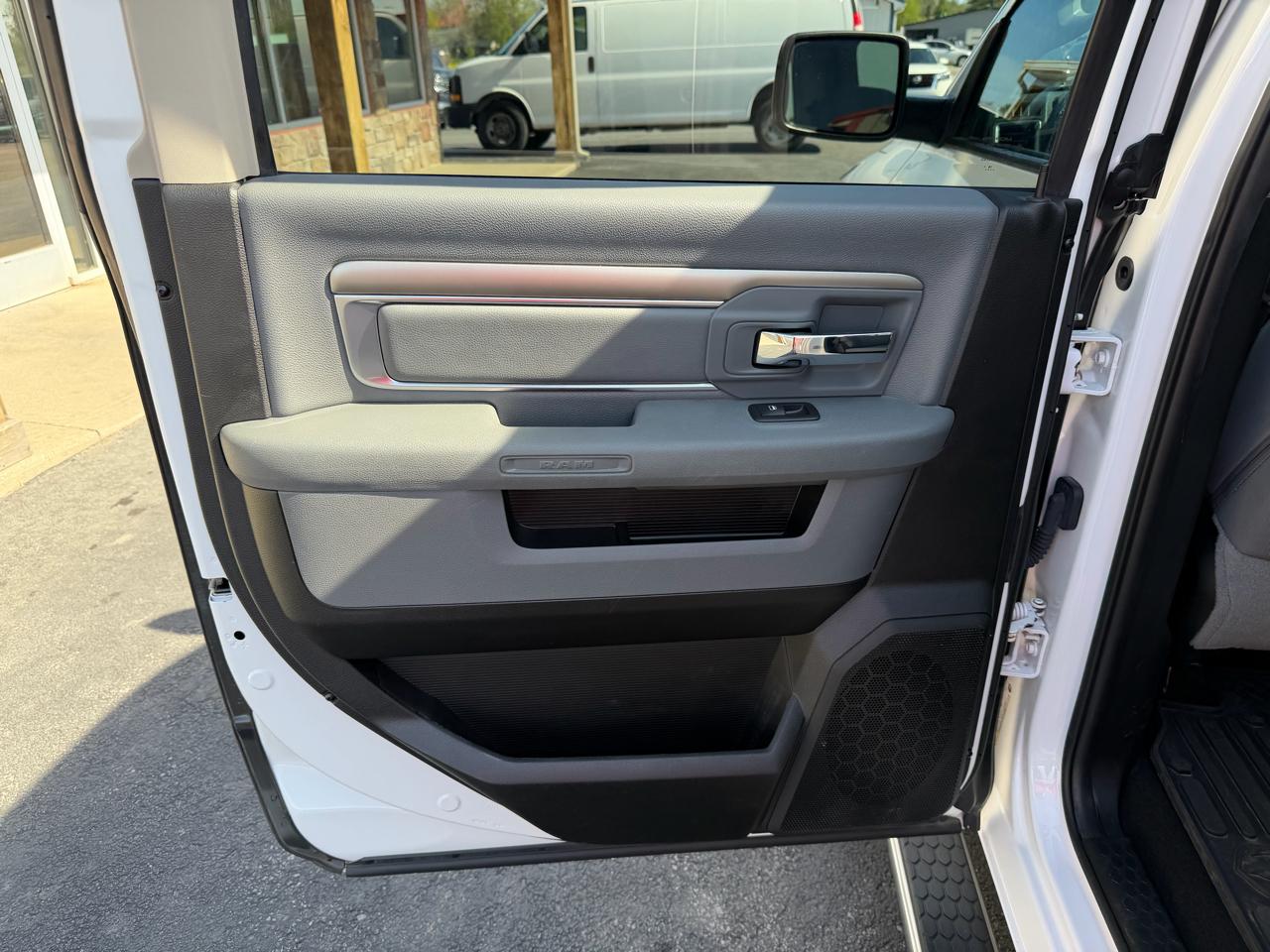 RAM 1500 Classic SLT 4x4 Crew Cab 5'7" Box 2019