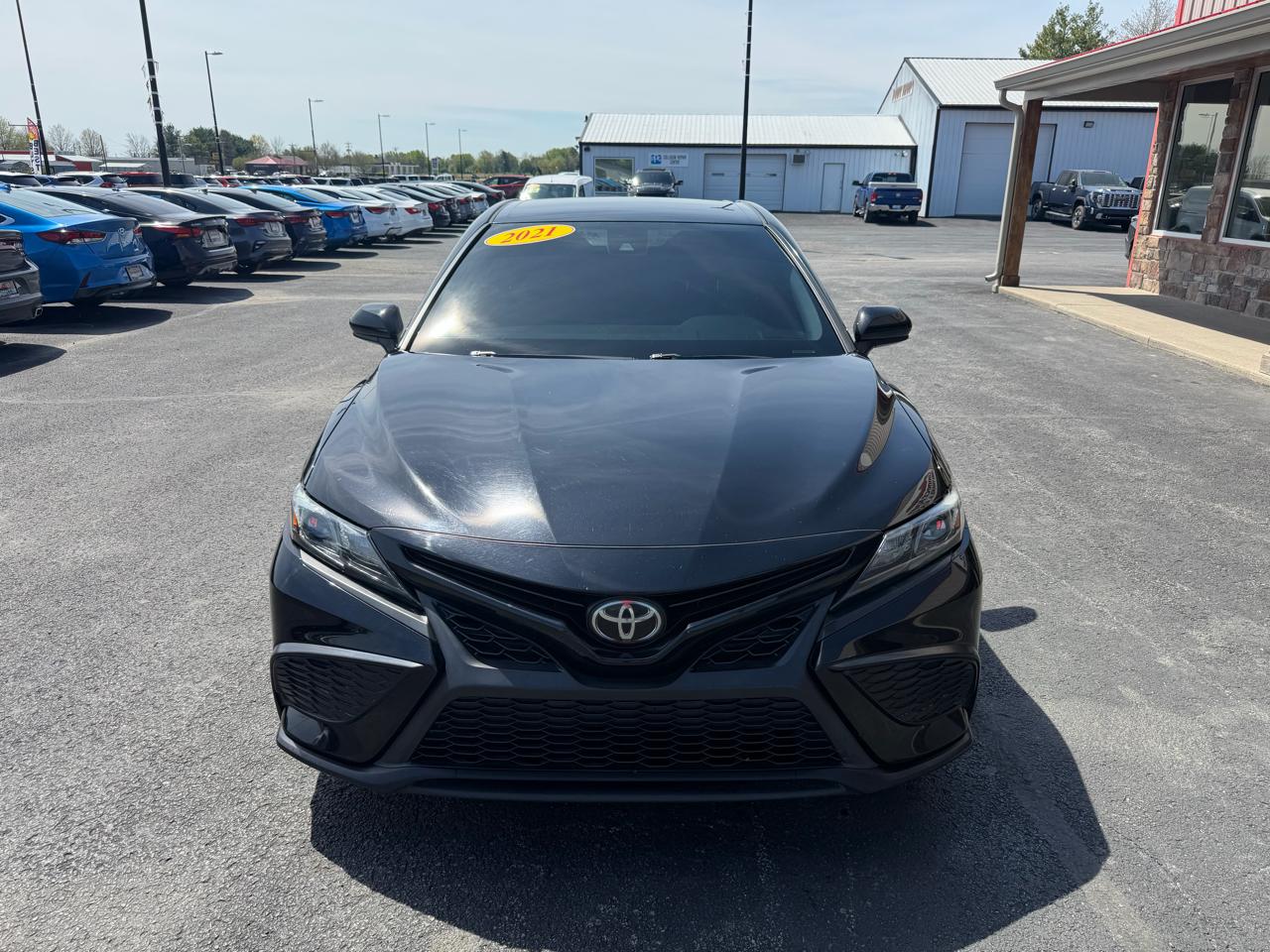 Toyota Camry SE Auto (Natl) 2021