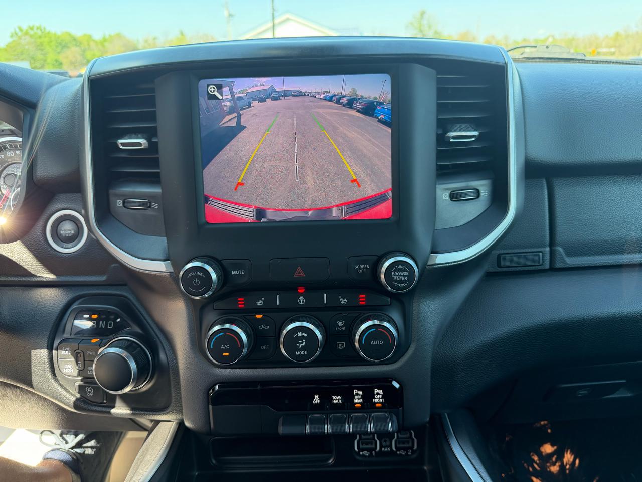 RAM 1500 Big Horn 4x4 Crew Cab 5'7" Box 2020