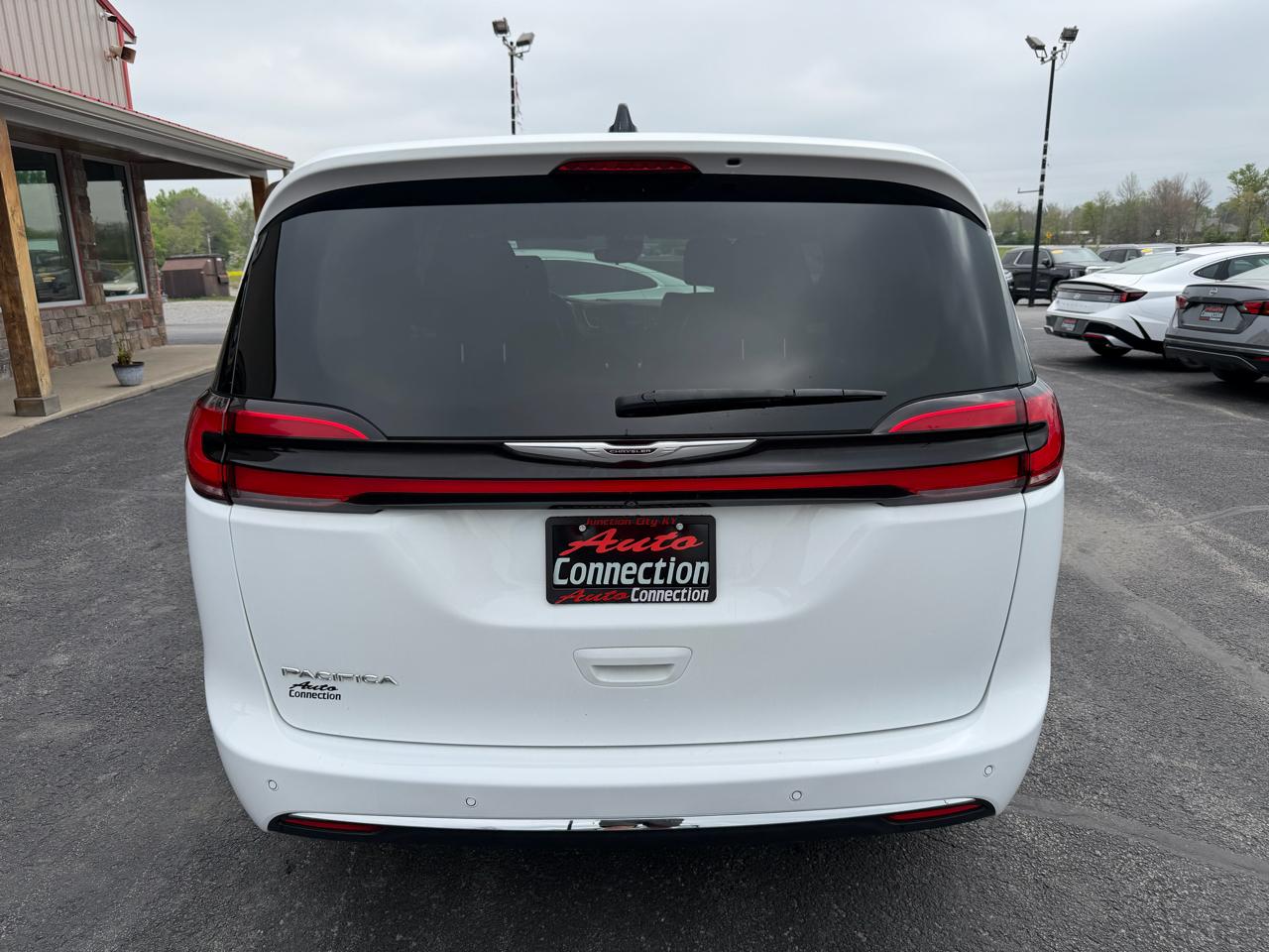 Chrysler Pacifica Touring L FWD 2024