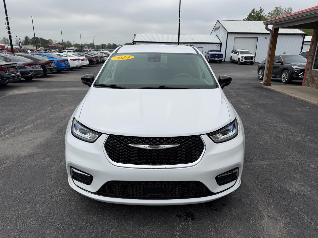 Chrysler Pacifica Touring L FWD 2024