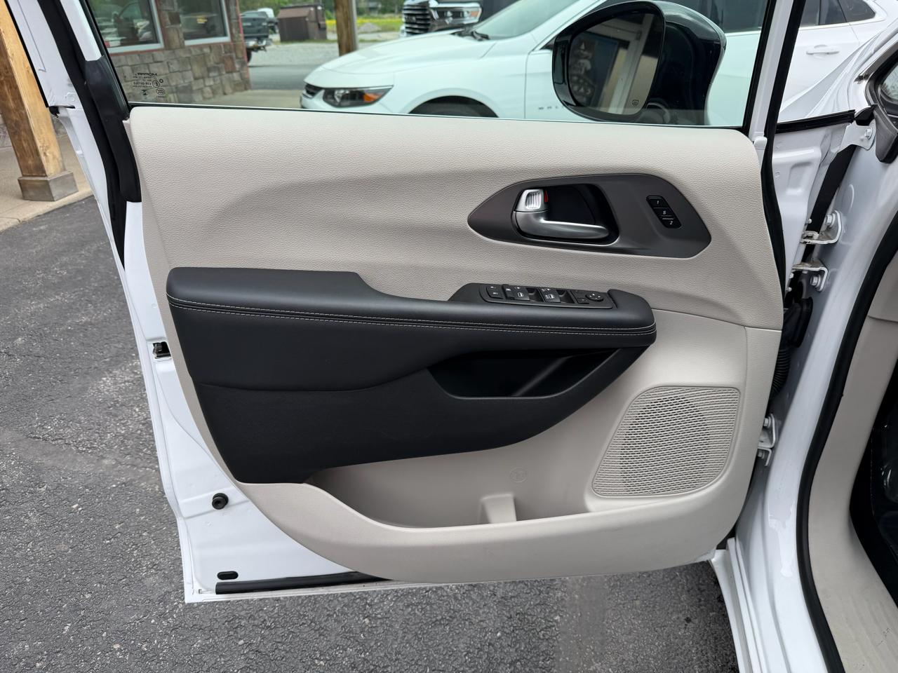 Chrysler Pacifica Touring L FWD 2024