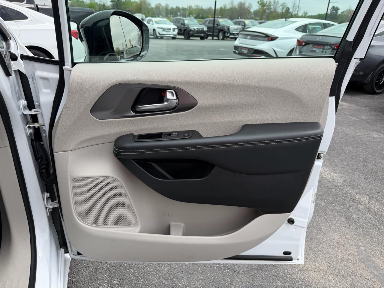 Chrysler Pacifica Touring L FWD 2024