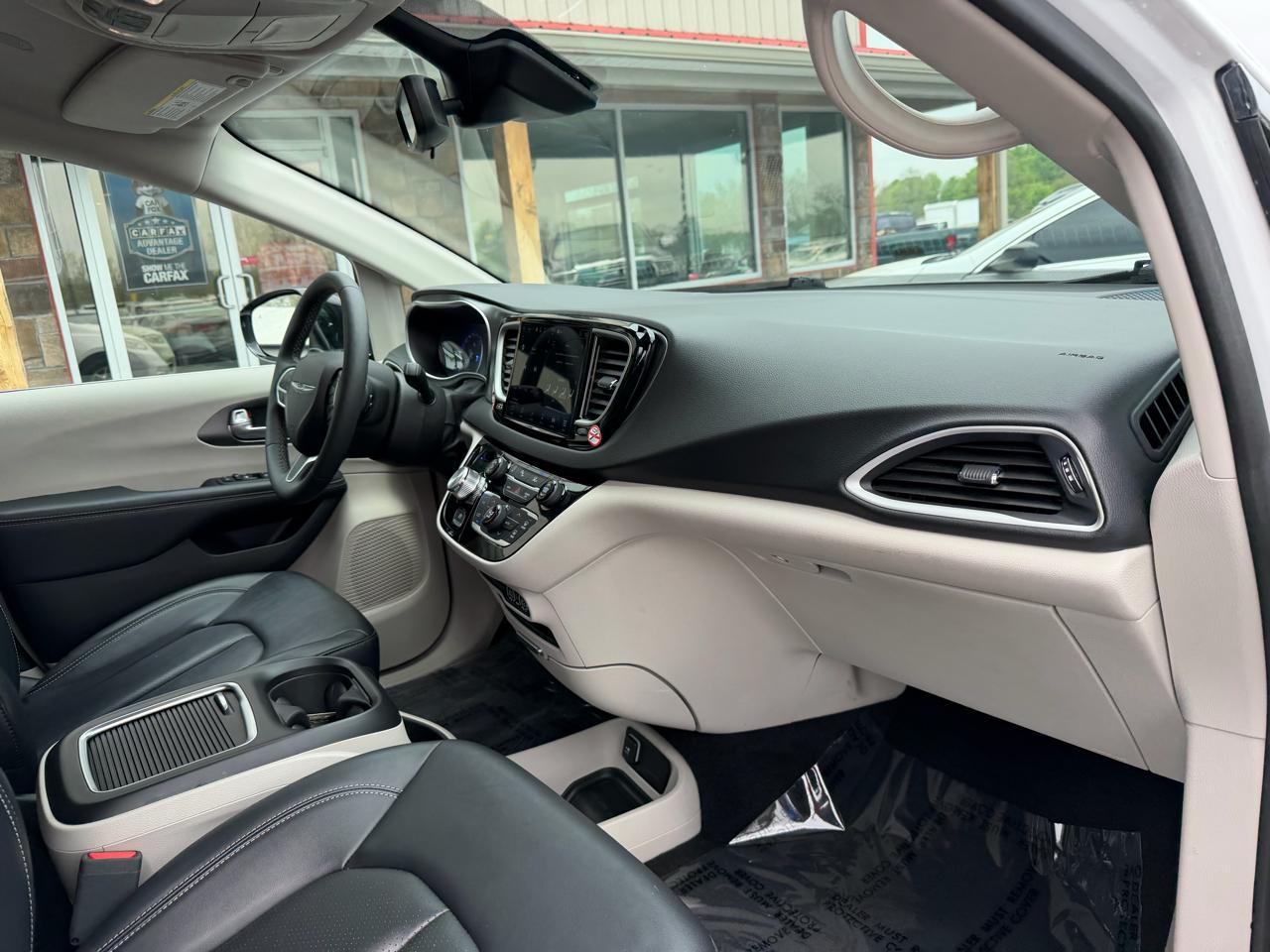 Chrysler Pacifica Touring L FWD 2024