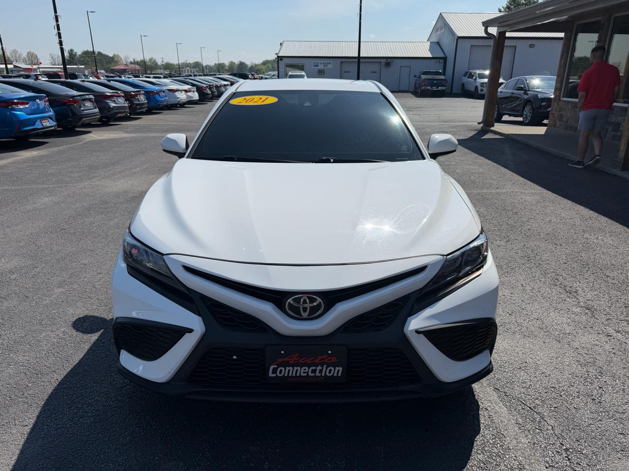Toyota Camry SE Auto (Natl) 2021