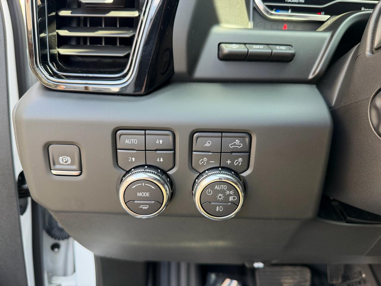 GMC Sierra 1500 4WD Crew Cab 147" AT4 2025