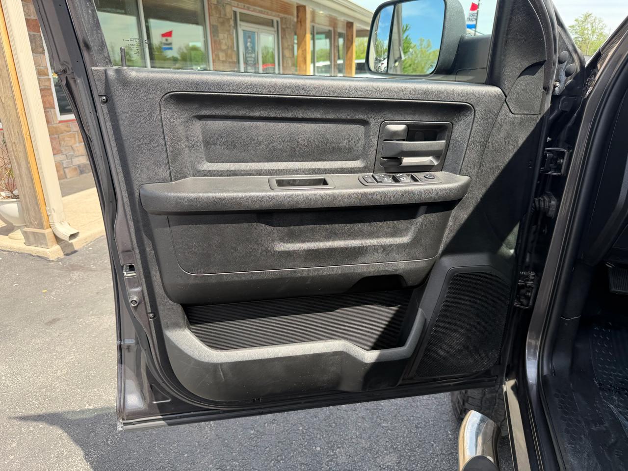 RAM 2500 Tradesman 4x4 Crew Cab 6'4" Box 2021