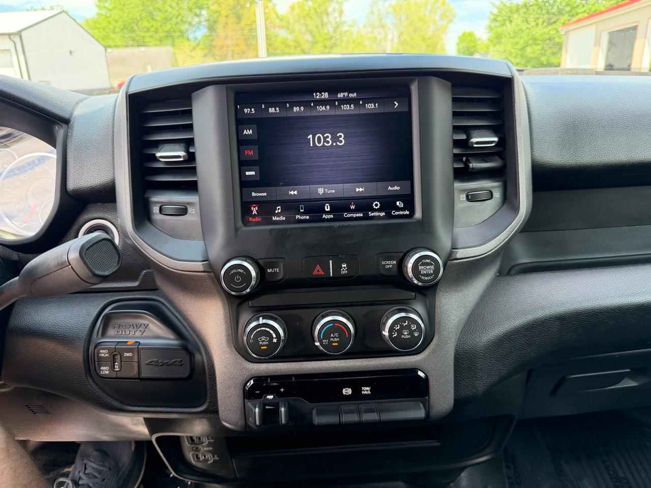 RAM 2500 Tradesman 4x4 Crew Cab 6'4" Box 2021