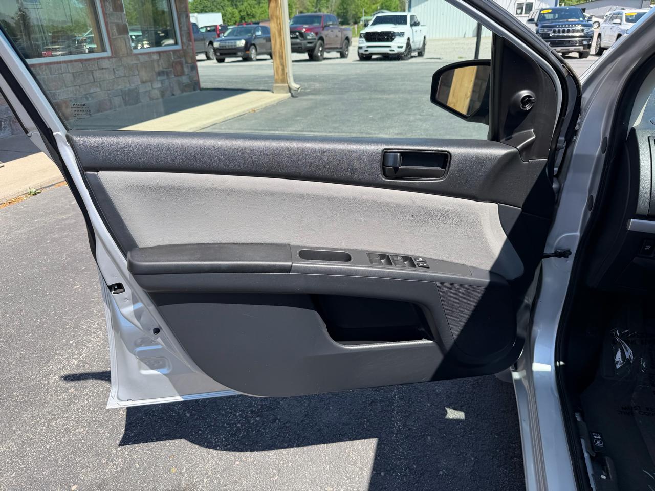 Nissan Sentra 4dr Sdn I4 CVT 2.0 2011