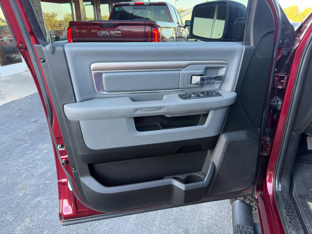 RAM 1500 Classic Warlock 4x4 Crew Cab 5'7" Box 2019