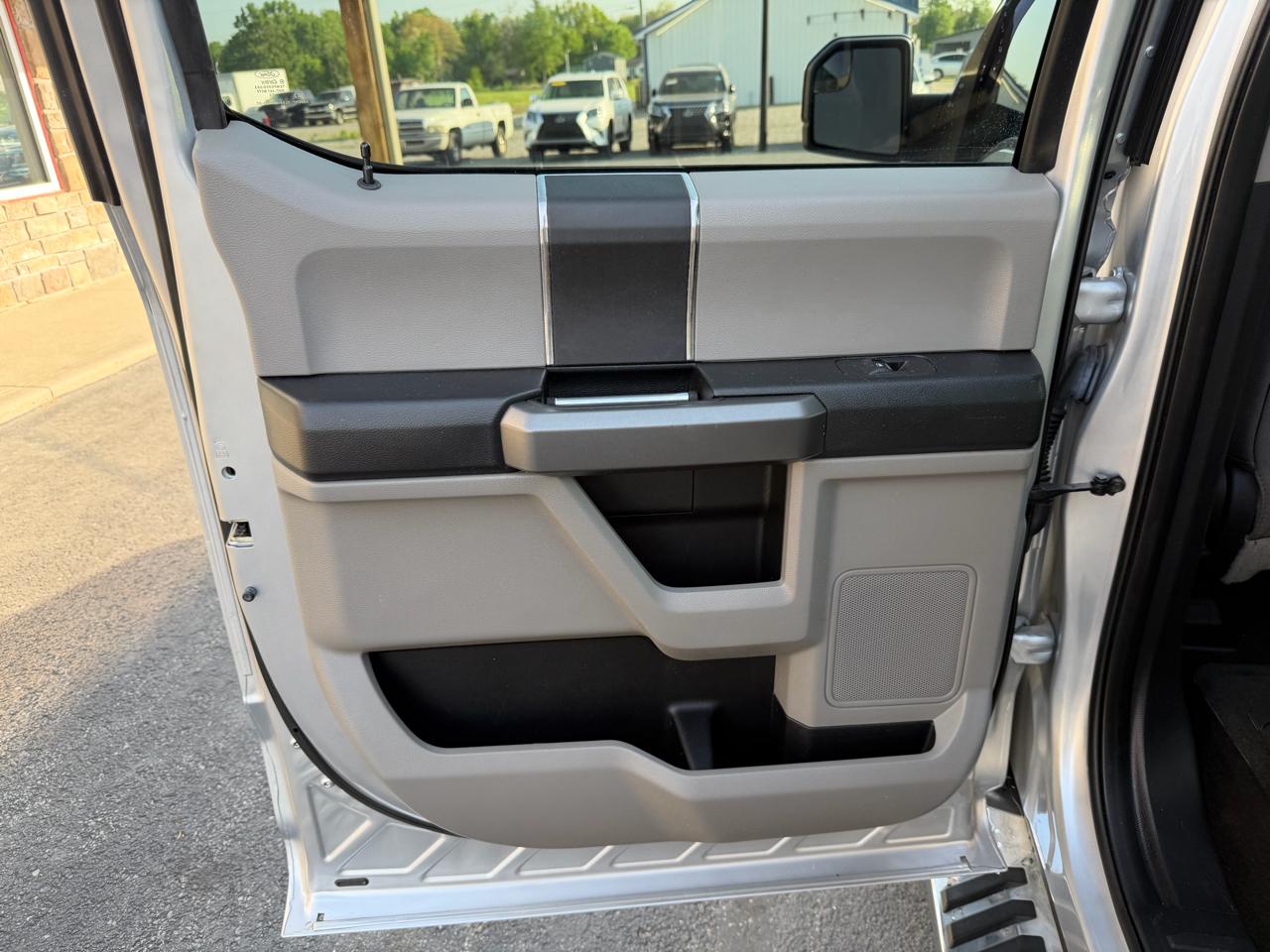 Ford F-150 4WD SuperCrew 139" XLT 2017