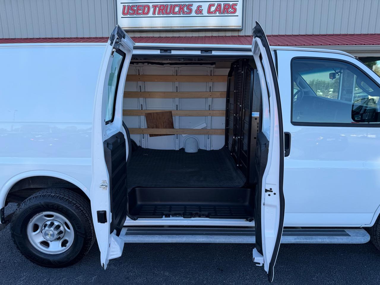 Chevrolet Express Cargo Van RWD 2500 135" 2020
