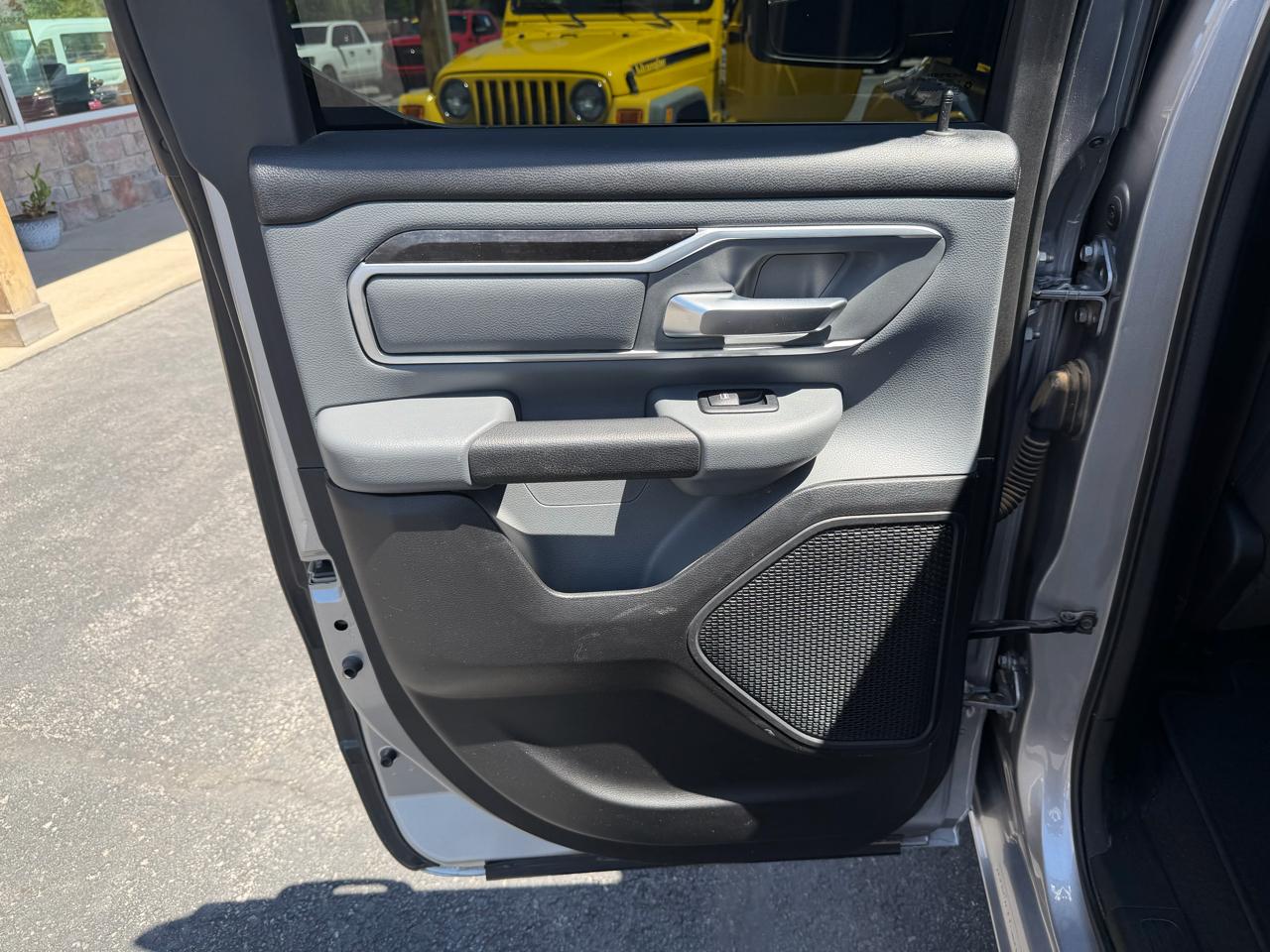 RAM 1500 Big Horn 4x4 Quad Cab 6'4" Box 2022
