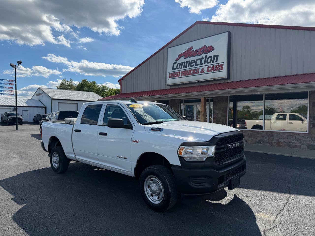 RAM 2500 Tradesman 4x4 Crew Cab 6'4" Box 2022