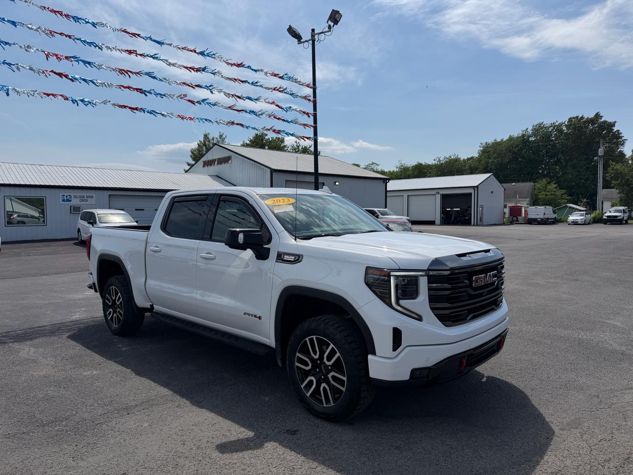 GMC Sierra 1500 4WD Crew Cab 147" AT4 2023