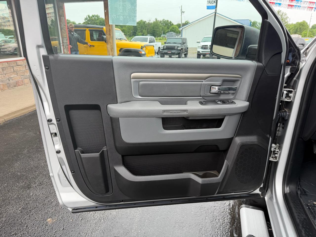 RAM 2500 SLT 4x2 Reg Cab 8' Box 2017