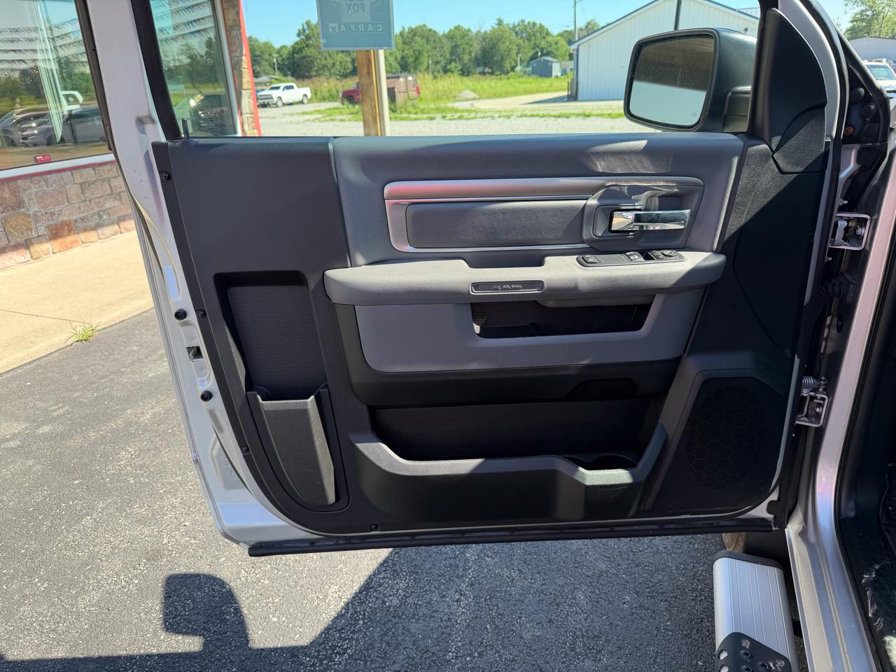 RAM 2500 SLT 4x2 Reg Cab 8' Box 2017