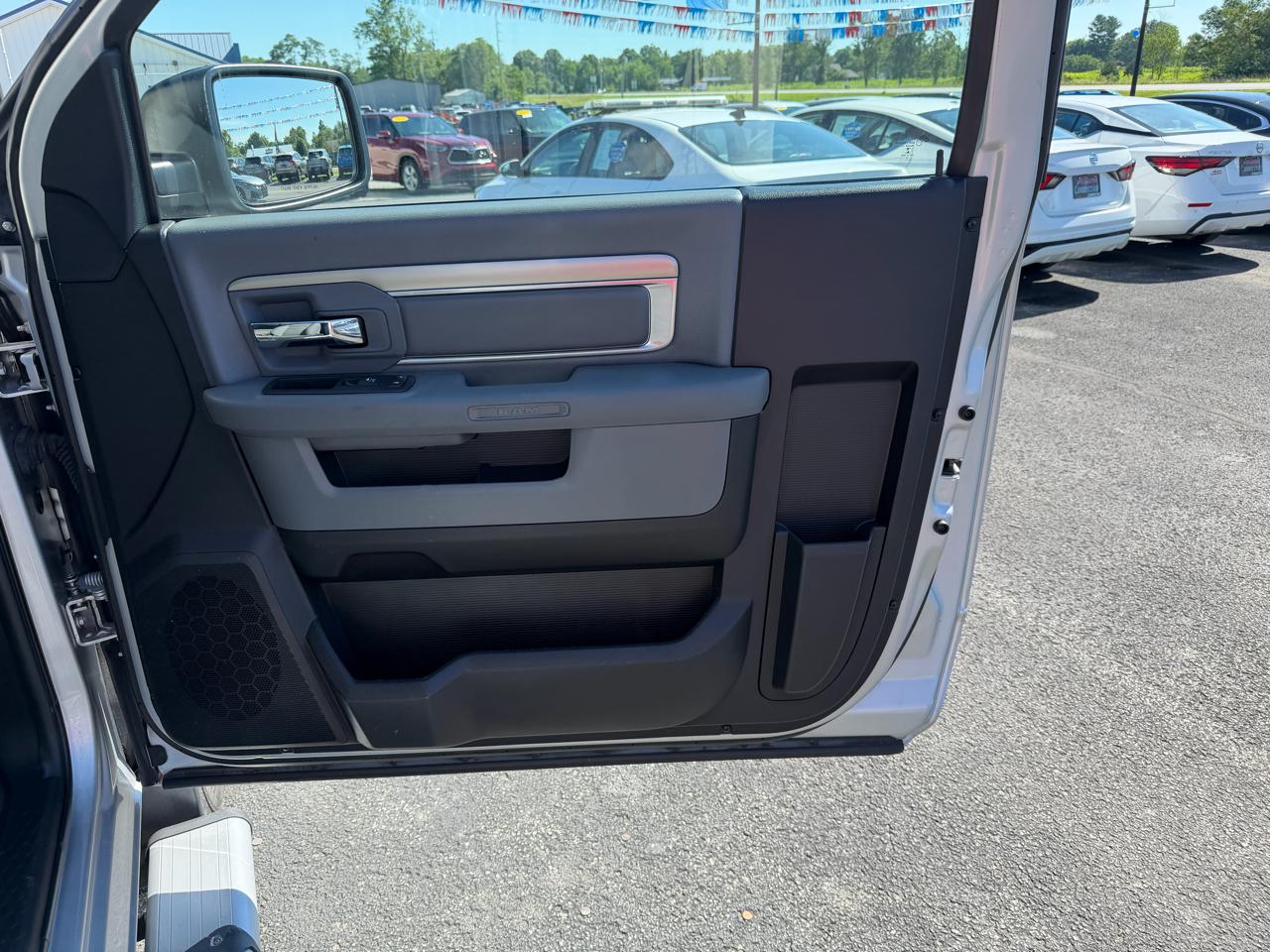 RAM 2500 SLT 4x2 Reg Cab 8' Box 2017