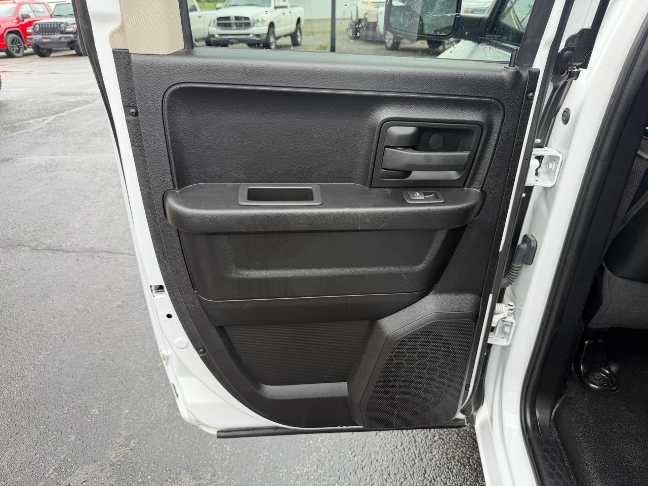 RAM 1500 Classic Tradesman 4x4 Quad Cab 6'4" Box 2022