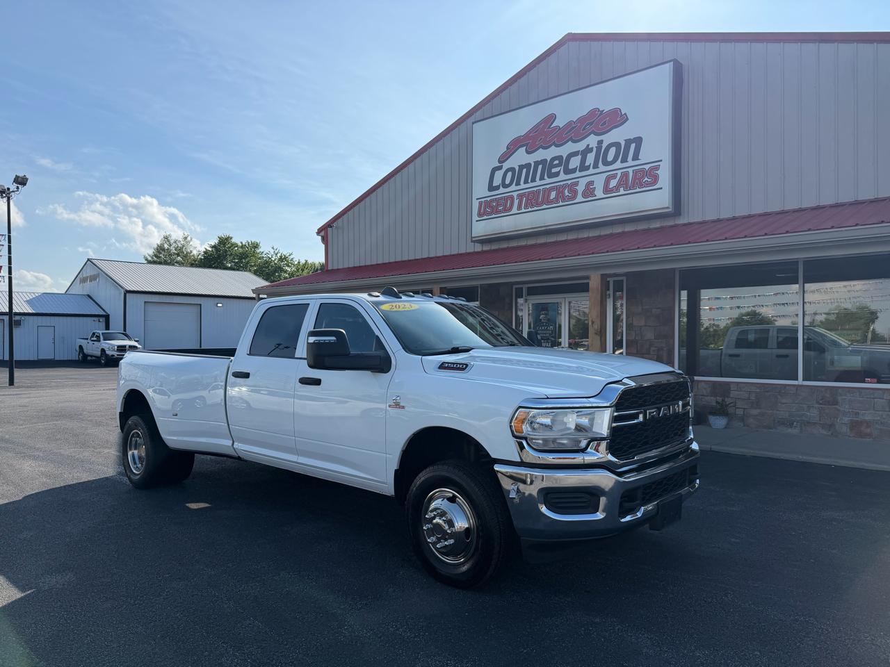 RAM 3500 Tradesman 4x4 Crew Cab 8' Box 2023