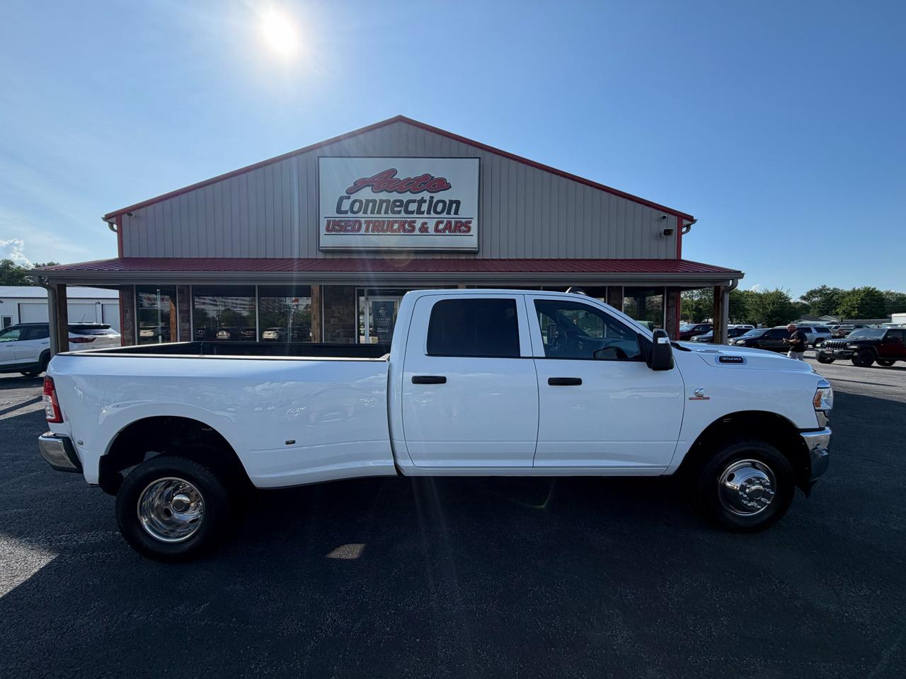 RAM 3500 Tradesman 4x4 Crew Cab 8' Box 2023